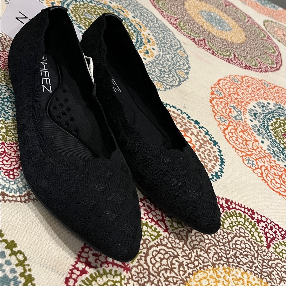NWT Heez Women's Breathsble Black Flats size 6